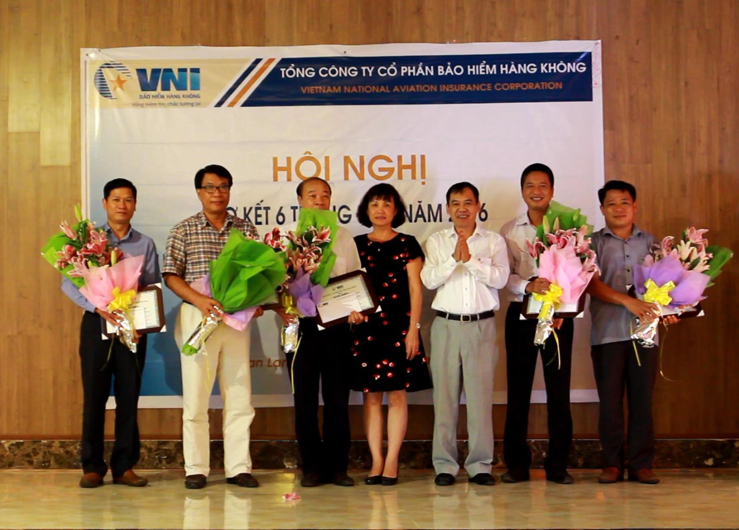 Ban Điều hành trao bằng khen, phần thưởng cho các “Tập thể lao động giỏi 6 tháng đầu năm”