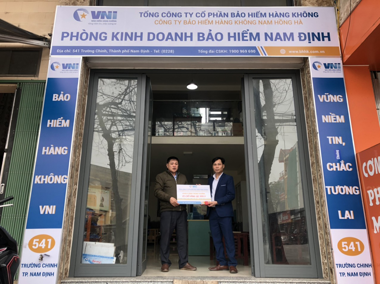 VNI trao xe Honda Vision cho khách hàng may mắn trúng thưởng 8