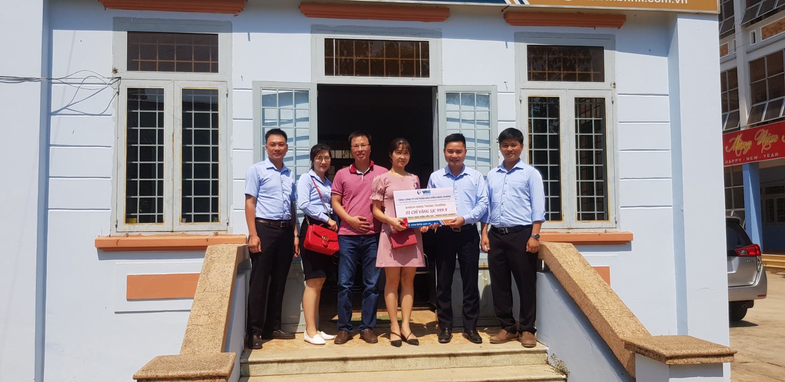 VNI trao xe Honda Vision cho khách hàng may mắn trúng thưởng 9