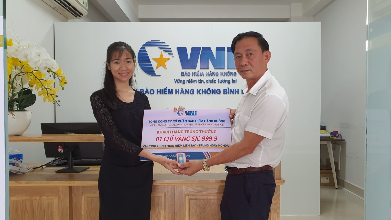 VNI trao xe Honda Vision cho khách hàng may mắn trúng thưởng 5