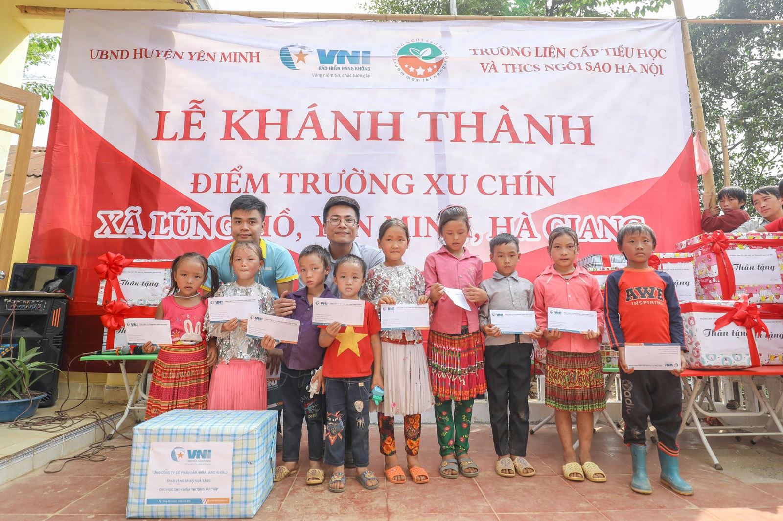 VNI chia sẻ yêu thương đến các em học sinh điểm trường Xu Chín 3