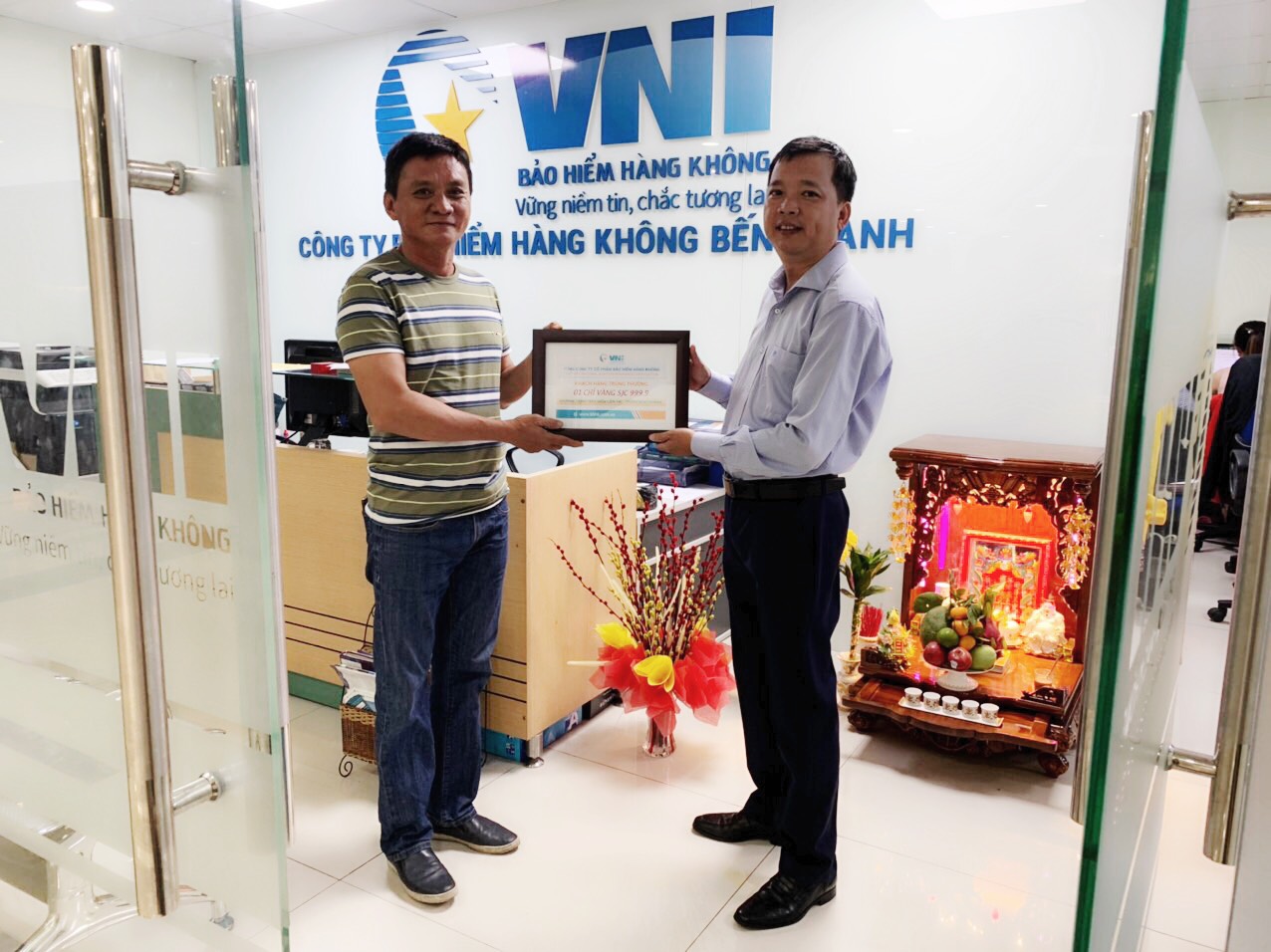 VNI trao xe Honda Vision cho khách hàng may mắn trúng thưởng 3