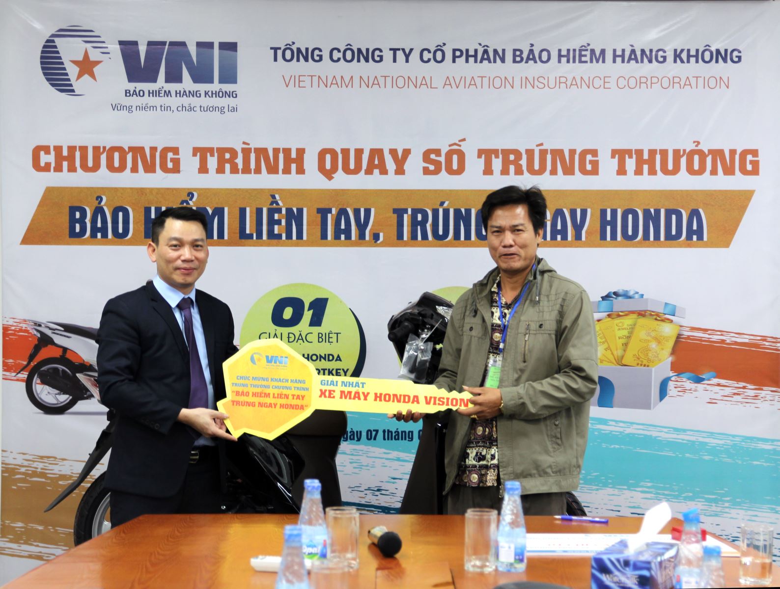 VNI trao xe Honda Vision cho khách hàng may mắn trúng thưởng 1