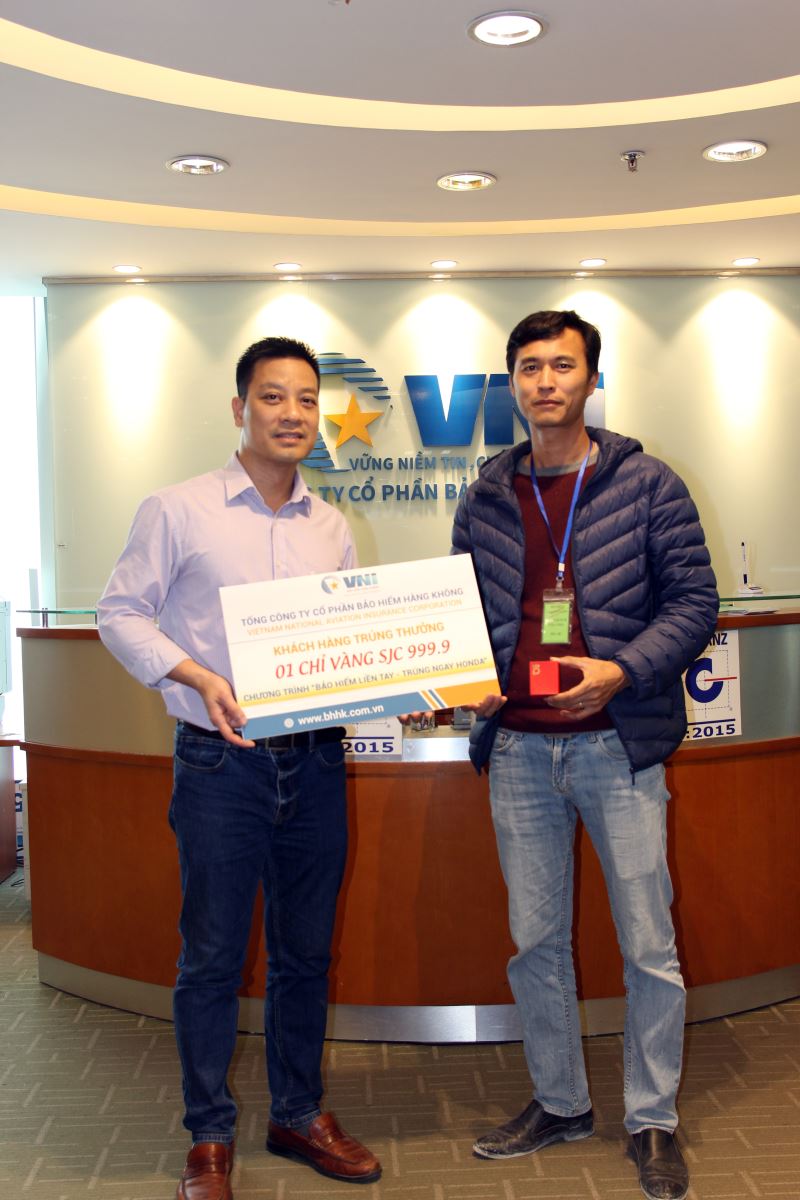 VNI trao xe Honda Vision cho khách hàng may mắn trúng thưởng 10