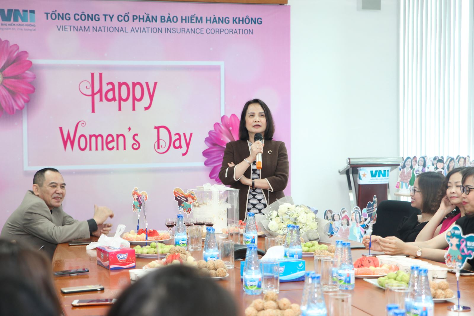 VNI mít tinh chào mừng ngày Quốc tế phụ nữ 8-3