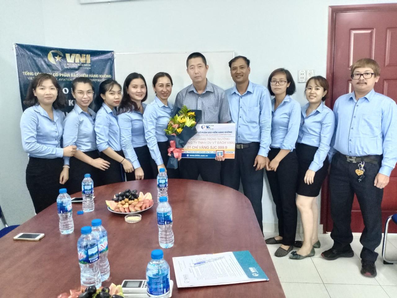 VNI trao xe Honda Vision cho khách hàng may mắn trúng thưởng 7