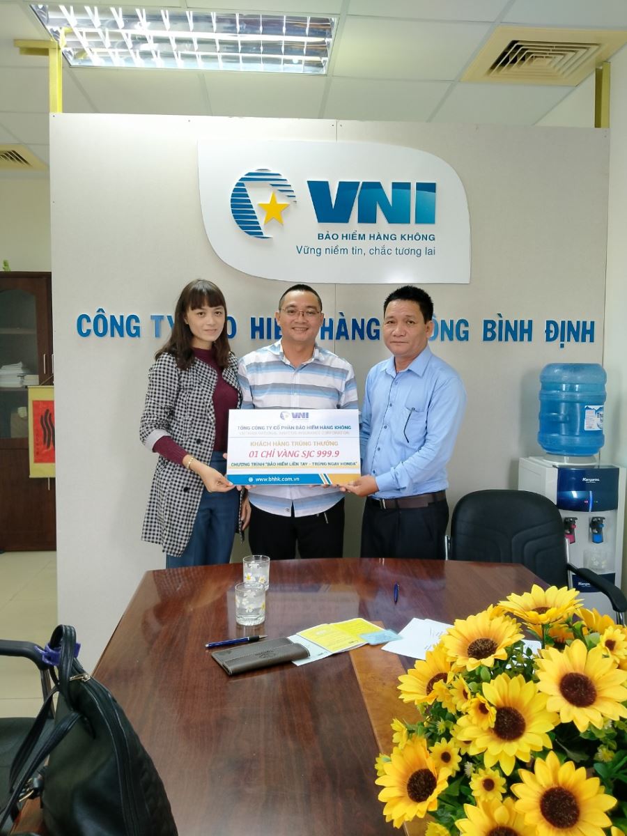 VNI trao xe Honda Vision cho khách hàng may mắn trúng thưởng 4