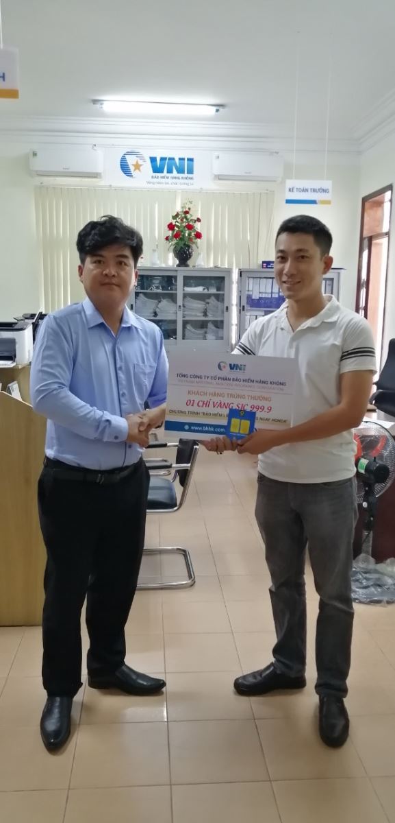 VNI trao xe Honda Vision cho khách hàng may mắn trúng thưởng 6